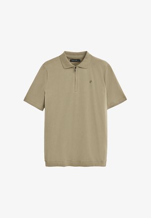 Polo en vert olive, manches courtes, col zippé, fabriqué en tissu doux avec une texture subtile, arborant un petit logo sur la poitrine.