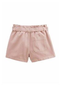 Shorts en denim rose clair avec une taille froncée et une poche arrière unique. Présente des coutures surpiquées et un ourlet propre.
