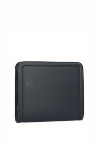 Billetera de cuero negro con una textura suave, forma rectangular y costuras en contraste a lo largo de los bordes. Sin herrajes ni patrones visibles.