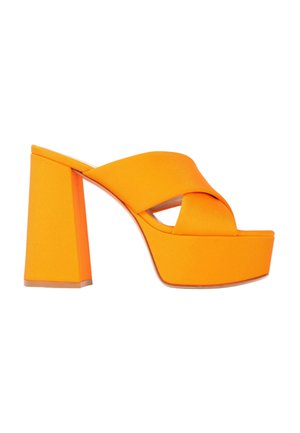 Mule plateforme orange vif avec un talon bloc épais et de larges brides croisées sur la zone des orteils.