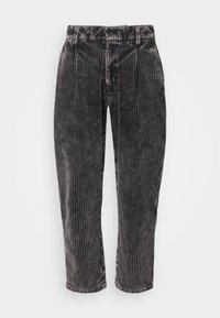 Zwarte corduroy broek met verticale strepen, voorzien van een geplooide voorkant, riemlussen en een knoopsluiting bij de taille.