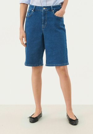Bermuda shorts in denim di blu medio, con vita alta, tasche frontali e taglio dritto, con orli arrotolati per una finitura pulita.