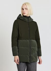 Giacca imbottita verde con cappuccio, dotata di chiusura con zip e texture a contrasto. Realizzata in tessuto leggero.