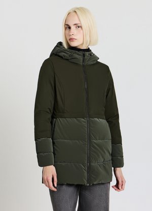 Giacca imbottita verde con cappuccio, dotata di chiusura con zip e texture a contrasto. Realizzata in tessuto leggero.