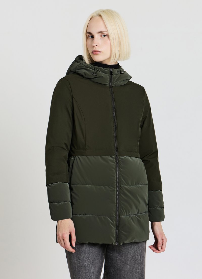 Giacca imbottita verde con cappuccio, dotata di chiusura con zip e texture a contrasto. Realizzata in tessuto leggero.