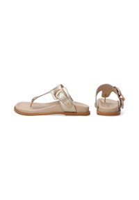 Guldmetalliske thong-sandaler med en glat beige fodseng, der har en dekorativ spænde og en rund ryg. Flad gummisål.