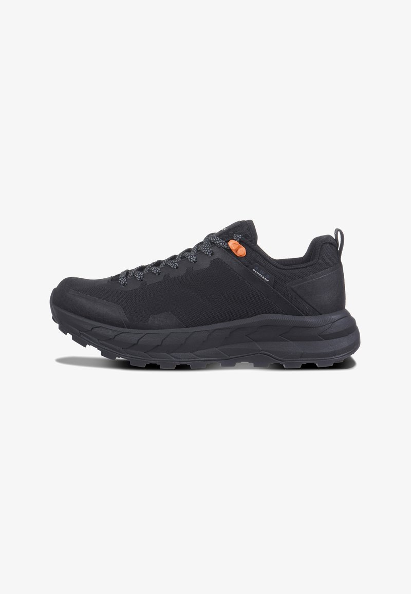 Chaussure de randonnée noire imperméable basse avec semelle texturée, lacets à motifs et petite languette orange près du col de la cheville.