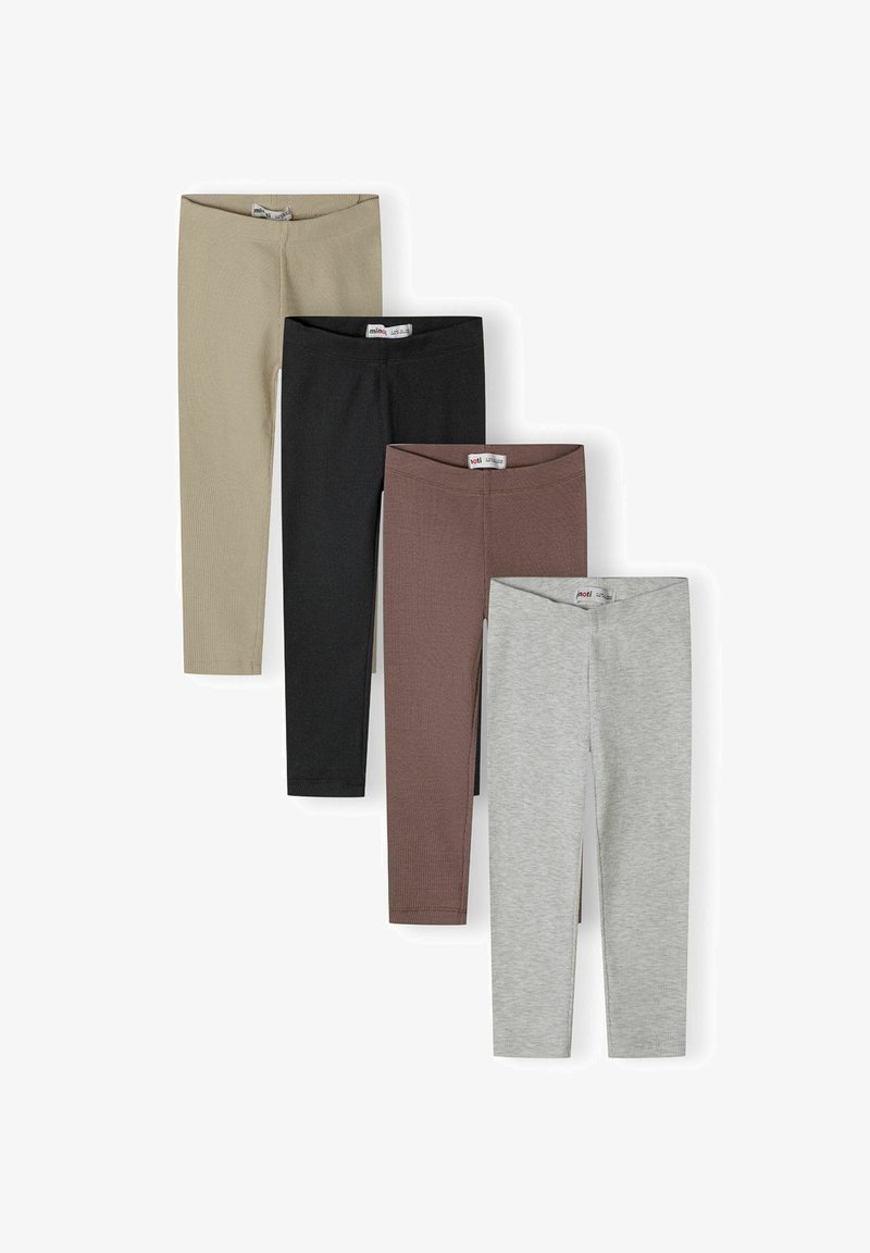 Quatre paires de leggings en tricot côtelé de couleur beige, noire, marron et gris clair, soigneusement empilées sur un fond blanc.