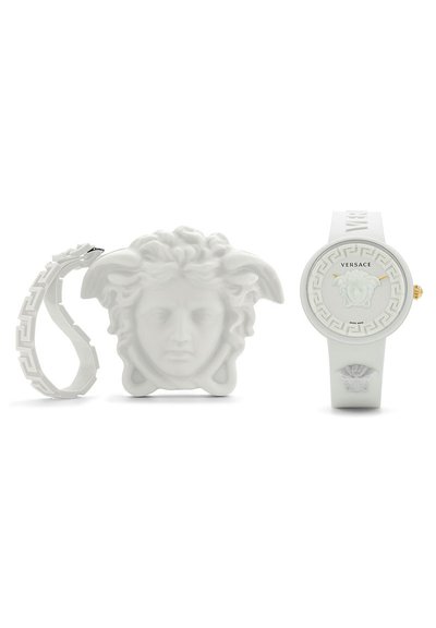 Montre en silicone blanche Versace avec motif tête de Méduse. Dotée d'un bracelet texturé, d'un cadran circulaire, d'accents dorés et de motifs complexes.