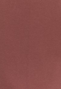 Bordeaux stof met een gladde textuur, gelijkmatig geweven, met een consistente kleur over het oppervlak zonder patronen of accenten.