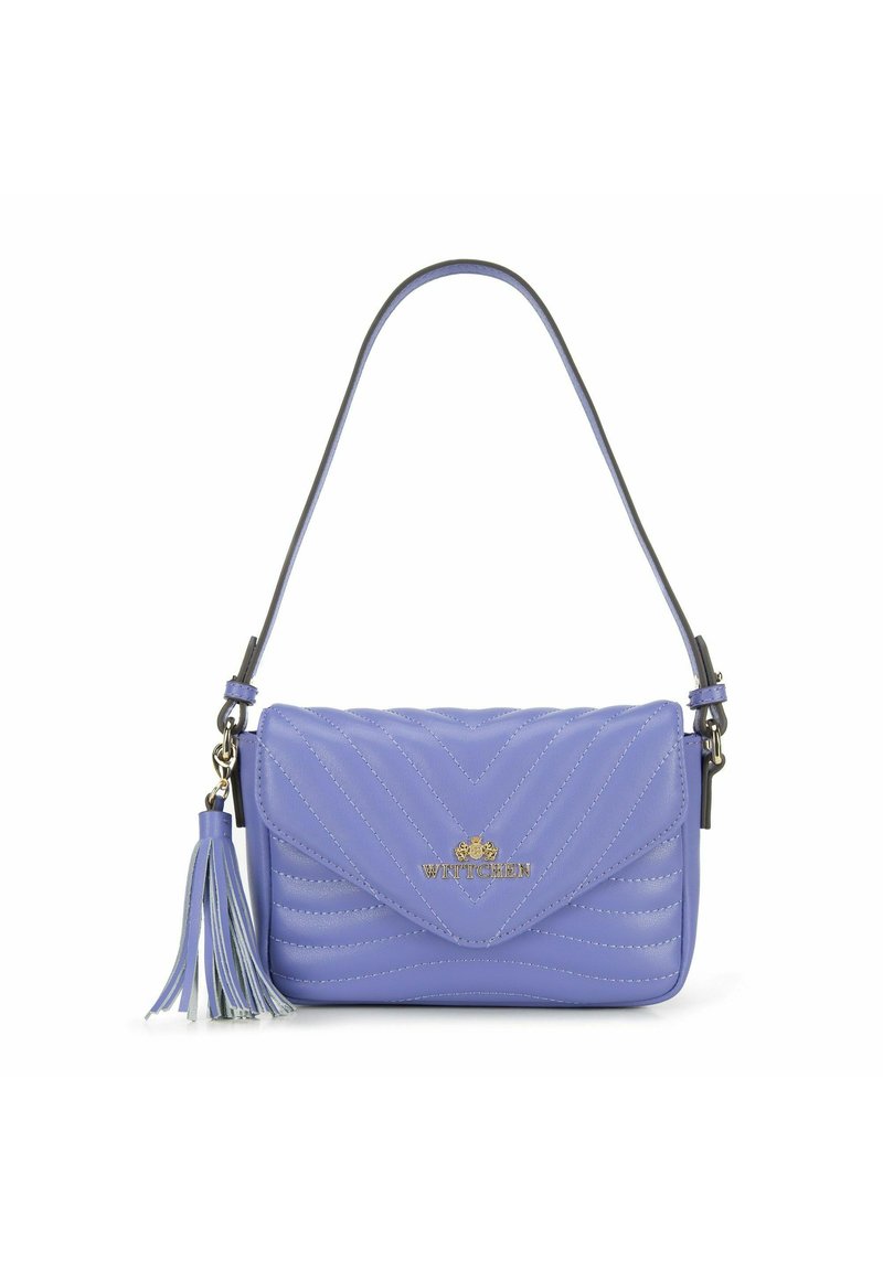 Fioletowa skórzana torebka z pikowanym wzorem w chevron, złotym logo, odpinanym paskiem oraz wielokolorowym detalem w postaci chwosta.