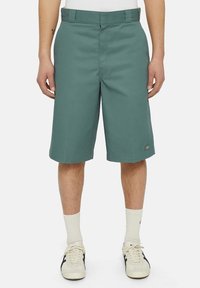 Dickies - IN MLT PKT WST REC - Shorts - dark forest Thumbnail Image 1