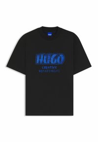 Czarny t-shirt z bawełny z wyrazistą niebieską grafiką z napisem "HUGO CREATIVE DEPARTMENT" w stylizowanej czcionce na klatce piersiowej. Krótkie rękawy.