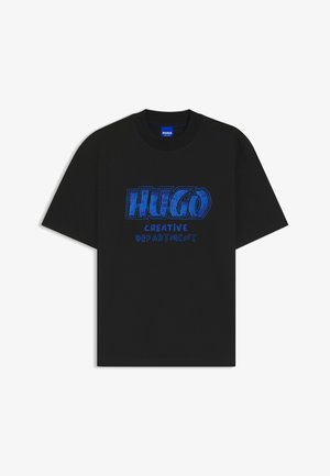 Czarny t-shirt z bawełny z wyrazistą niebieską grafiką z napisem "HUGO CREATIVE DEPARTMENT" w stylizowanej czcionce na klatce piersiowej. Krótkie rękawy.