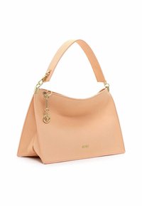 Virsikumma värvi tekstuurse nahaga käekott ühe rihmaga, kuldse tooniga detailid ja väike ripats valgel taustal.