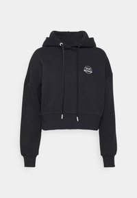 Svart kort hoodie i mjukt tyg med snörning i huvan, ribbade ärmar och en liten logotyp på bröstet. Enkelt design, avslappnad passform.