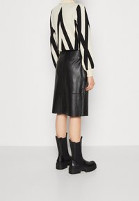 YAS Pouzdrová sukně - black