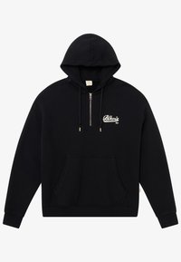 Czarny polarowy hoodie wykonany z miękkiej bawełny. Posiada przednią kieszeń kangurzą, półsupełkowy kołnierz oraz białe haftowane logo na klatce piersiowej.