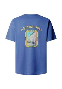 Plava majica s natpisom "NOTTING HILL" iznad uokvirene ulične scene i tiskanim riječima "PEPE JEANS", "DENIM", "BRAND" i "LONDON" na leđima.