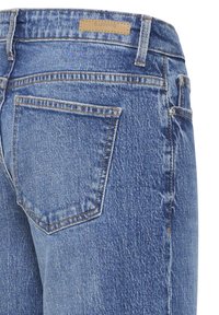 Jeans in denim blu con una texture leggermente sbiadita, dotati di una tasca posteriore e di un'etichetta in pelle sulla cintura.