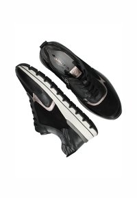 Scarpe da corsa nere caratterizzate da un design elegante, materiali in suede e sintetici, accenti argento a contrasto e una suola strutturata e decorata.