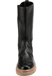 Schwarze Lederstiefel bis zum Knie mit einer klobigen beigen Sohle, ausgestattet mit einer glatten Textur und einem dezenten elastischen Seitenpaneel für ein einfaches Anziehen.