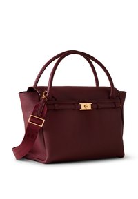 Borsa a mano in pelle borgogna con superficie texturizzata, doppi manici, tracolla removibile e hardware in tono oro. Presenta una chiusura a scatto.