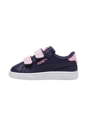 Kindersneaker van Puma in marineblauw met roze glinsterende klittenbandsluitingen en roze hielstuk, witte zool en Puma-logo aan de zijkant.