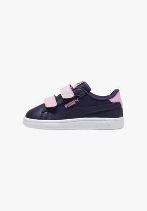 Baskets pour enfants Puma bleu marine avec brides en Velcro pailletées roses et languette talon rose, semelle blanche et logo Puma sur le côté.