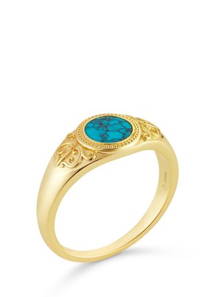 Gouden ring met gegraveerde sierlijke patronen en een ronde turquoise steen met donkere aders in het midden.