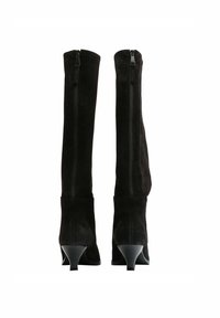 Stivali alti in suede neri con silhouette aderente, dotati di zip posteriore e punta affusolata. I tacchi sono di stile stiletto.