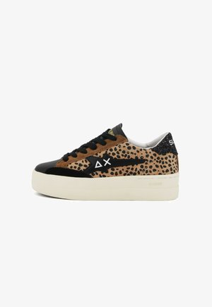 Sneakers con stampa leopardata e dettagli in suede nero, suola bianca piatta, lacci neri e logo sul tallone. Parte superiore testurizzata con colori a contrasto.