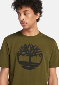 Timberland KENNEBEC RIVER TREE LOGO SHORT SLEEVE - Triko s potiskem - dark olive