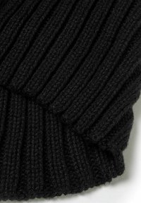 Mustra mustal kootud beanie, millel on ribitud tekstuur ja voltitud serv. Valmistatud pehmest villasegust, kerge ja mõeldud soojuse tagamiseks.