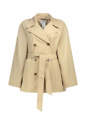Beige dubbelgeknoopte trenchcoat met brede revers, knoopsluiting en bijpassende stoffen riem gestrikt in de taille.