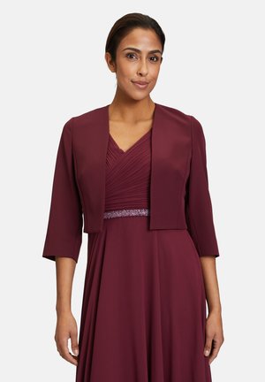 Burgunder Kleid mit einem gefältelten Oberteil und einer kurzen, kastigen Jacke. Mit einer taillierten Taille, die mit einem funkelnden Dekor versehen ist. Glattes Material.