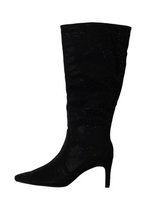 Botte noire mi-mollet à talon haut, bout pointu et motif perforé subtil sur tout le tissu.