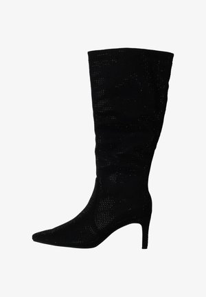 Botte noire mi-mollet à talon haut, bout pointu et motif perforé subtil sur tout le tissu.