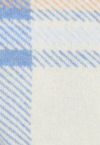 Tessuto leggero con un motivo a quadri blu e crema, caratterizzato da strisce diagonali e una tessitura testurizzata per un effetto di maggiore profondità.