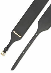 Czarna skórzana bransoletka o gładkiej fakturze, z zapięciem w kolorze złotym oraz wydłużonym kształcie z regulowanymi otworami zapewniającymi dopasowanie.