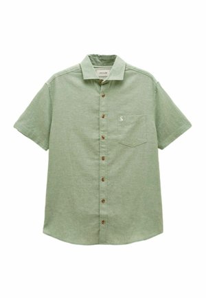 Kurzärmeliges hellgrünes Hemd mit Knöpfen, Brusttasche und braunen Knöpfen, flach auf einem weißen Hintergrund liegend.