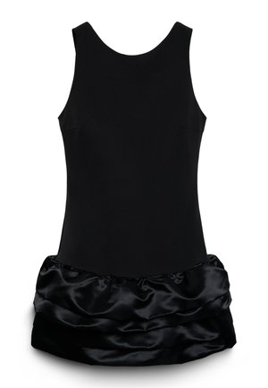 Miniabito nero senza maniche con corpetto liscio e orlo della gonna in raso lucido arricciato, su sfondo bianco.