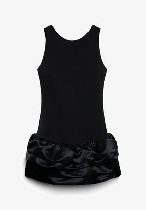 Miniabito nero senza maniche con corpetto liscio e orlo della gonna in raso lucido arricciato, su sfondo bianco.