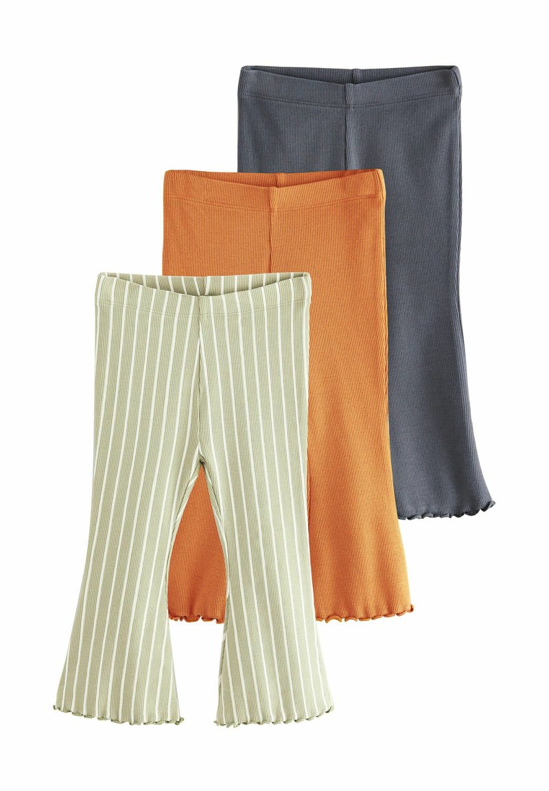 Trois paires de leggings évasés : verts avec des rayures blanches, orange uni et gris foncé. Tissu texturé et côtelé avec des ourlets à volants.