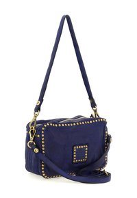 Borsa a tracolla rettangolare di colore blu navy con borchie dorate che delineano i bordi e una tracolla corta affiancata a una tracolla lunga removibile.