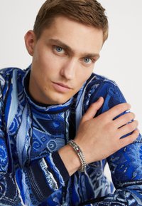 Valitud, silver-coloured