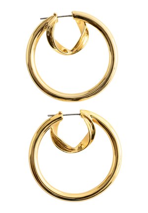 Paire de boucles d’oreilles créoles dorées brillantes avec un design lisse et arrondi, dotées de tiges métalliques pour oreilles percées, sur fond blanc.