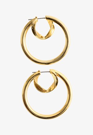 Par af skinnende gyldne hoop-øreringe med et glat, rundt design og metalstifter til piercede ører på en hvid baggrund.