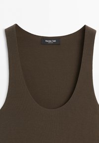 Top marron sans manches avec un col rond et une étiquette Massimo Dutti cousue à l’intérieur du col arrière.