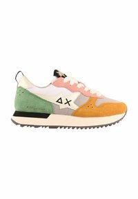 Sneaker multicolore con un mix di camoscio e tessuto nei colori arancione, rosa, verde, bianco e grigio, dotata di un logo nero e giallo e una suola testurizzata.